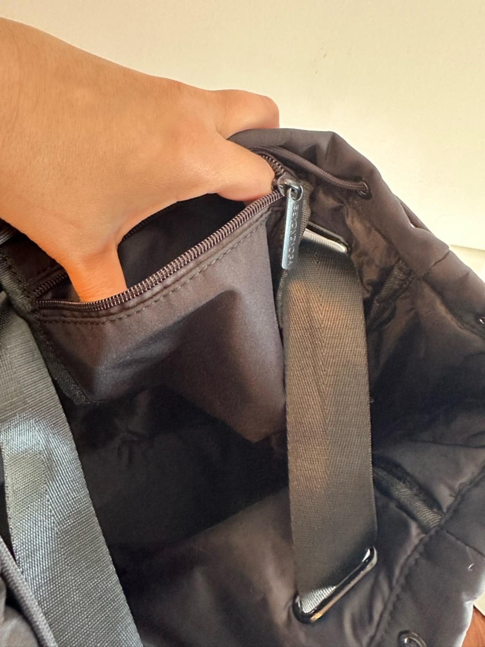 Beyond Yoga Black Drawstring convertible gym bag - Picture 9 of 10
